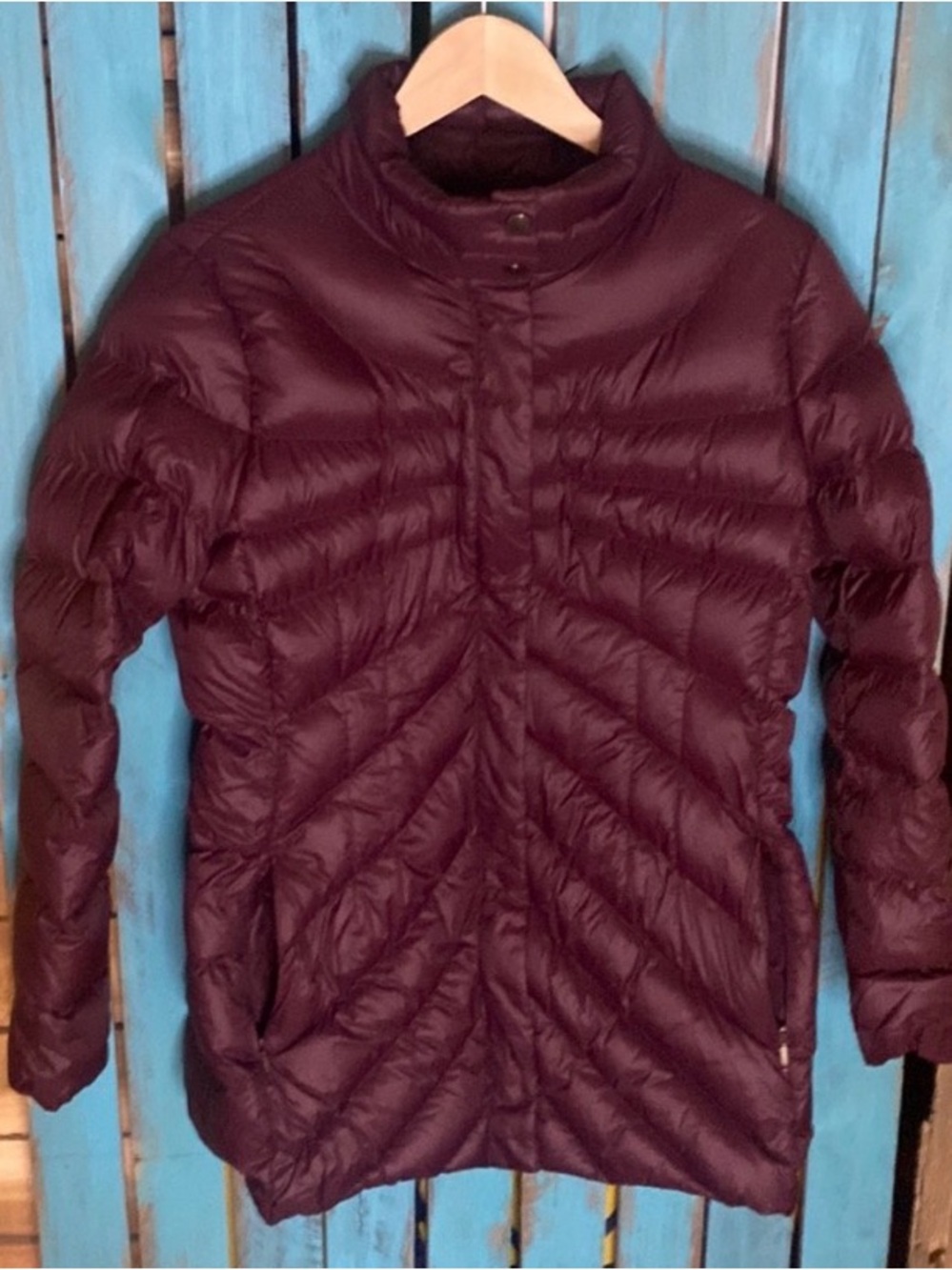 Lands’ End down puffer coat women’s size medium 10-12 maroon full zip with snaps